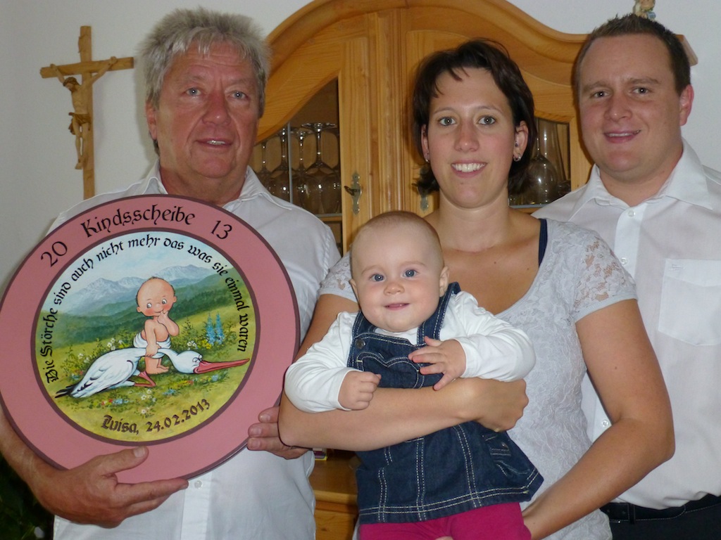 v.l.: Das Jung-Elternpaar Daniela und Robert Romstädter mit der kleinen Luisa freuen sich zusammen mit dem glücklichen Opa und Scheibengewinner Albert Romstädter. 

